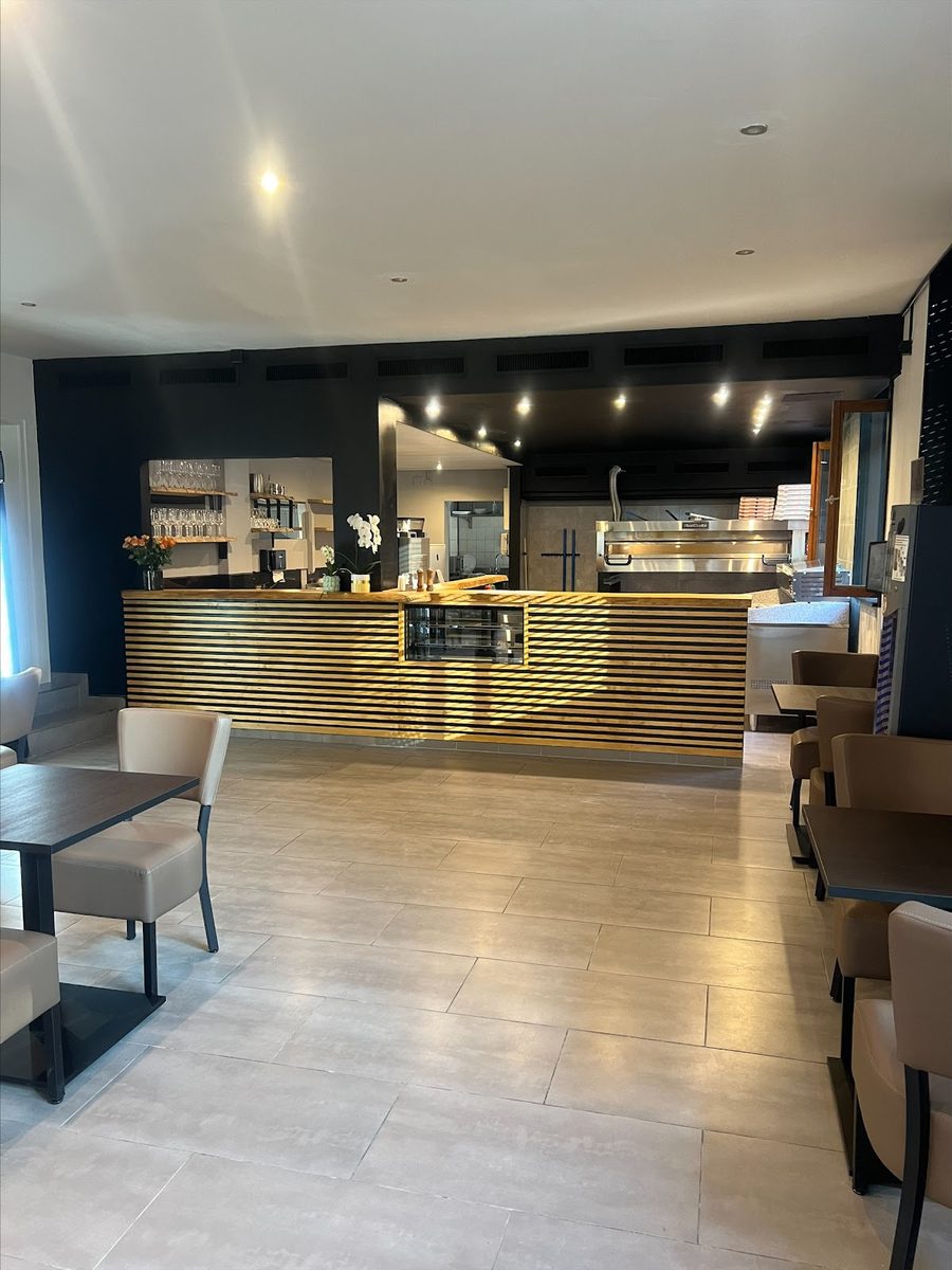 Theke und offener Pizzaofen im Restaurant Pizza UNO Basel